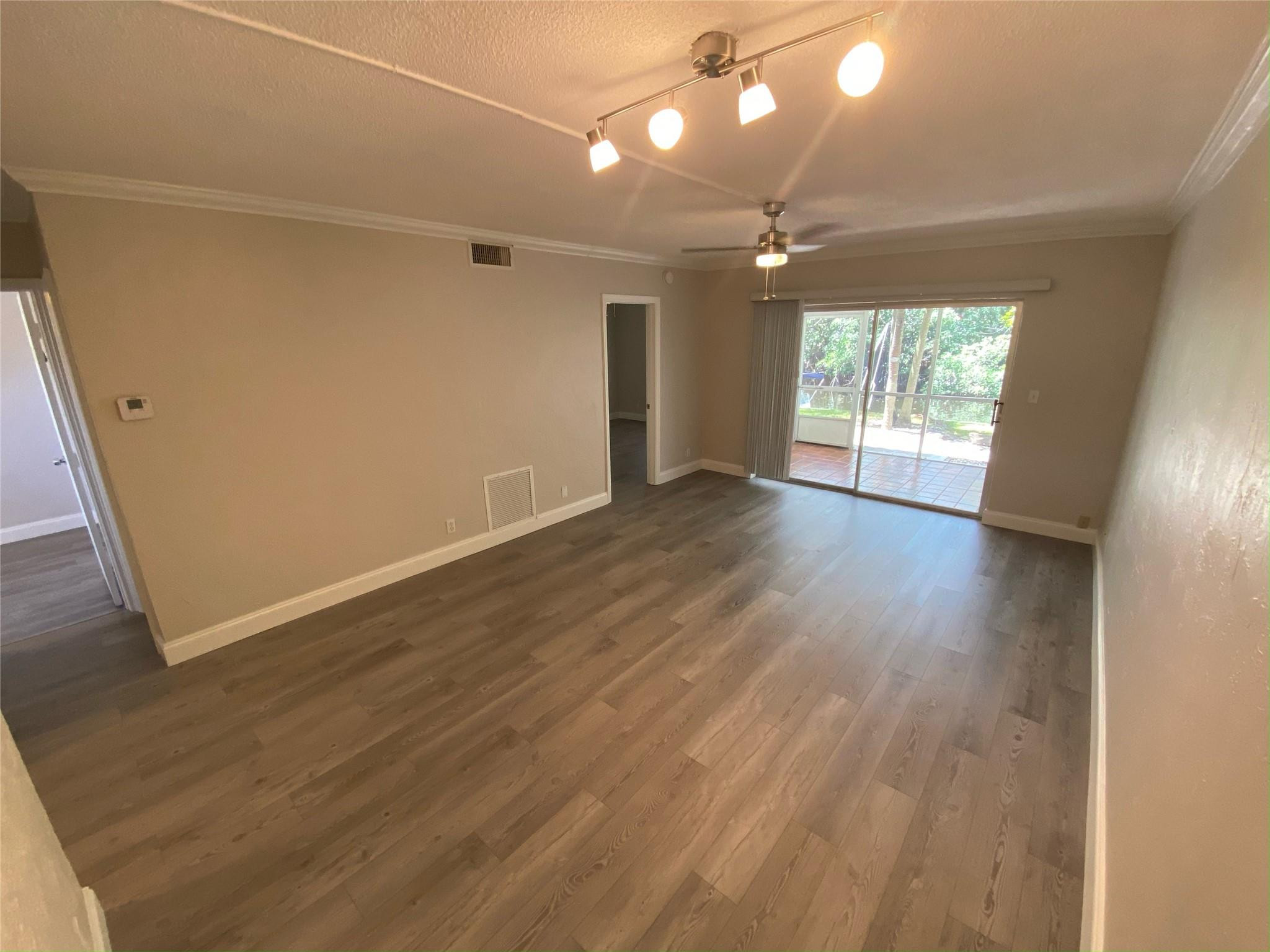 Foto de propiedad en 1400 NE 57th Street 104, Fort Lauderdale, FL 33334 Fort Lauderdale con MLS# 