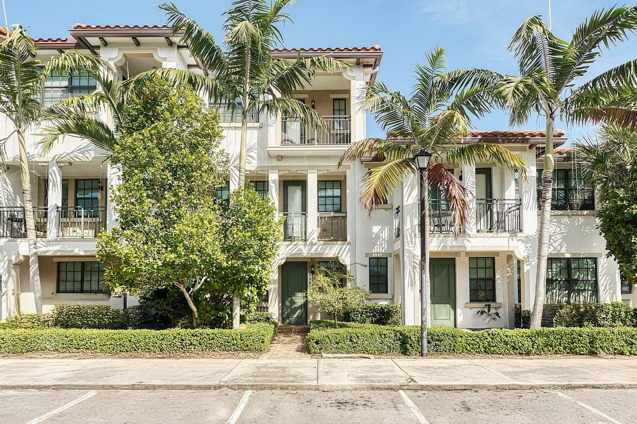 Foto de propiedad en 11303 SW 15th Street, Pembroke Pines, FL 33025 Pembroke Pines con MLS# 