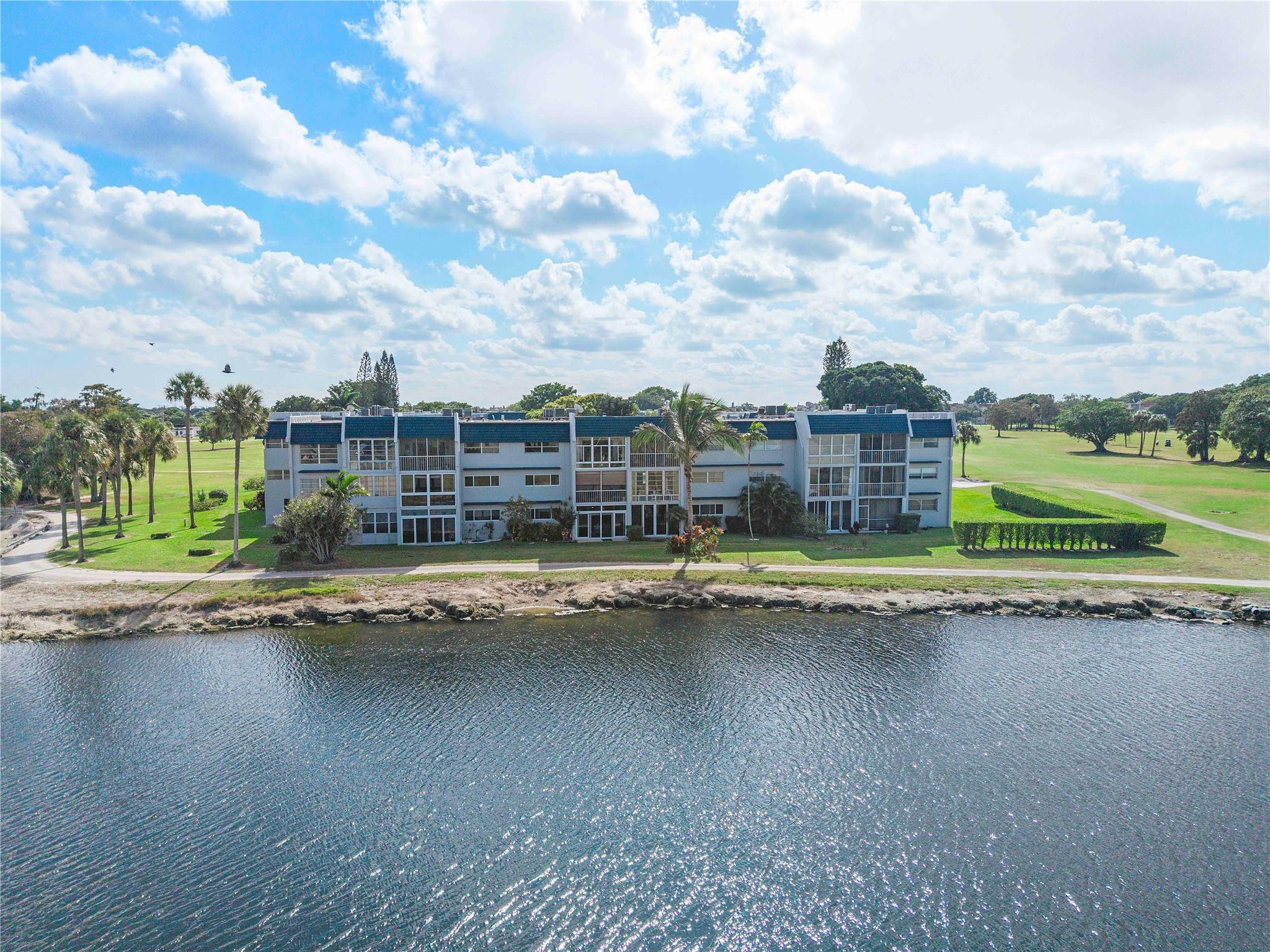 Foto de propiedad en 7807 Golf Circle Drive 211, Margate, FL 33063 Margate con MLS# 