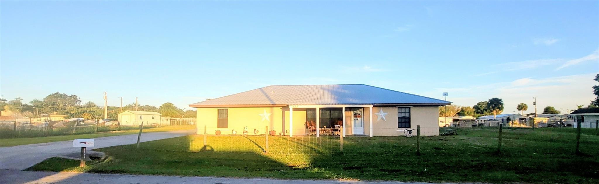 Foto de propiedad en 1153 Jerdik Drive, Moore Haven, FL 33471 Moore Haven con MLS# 