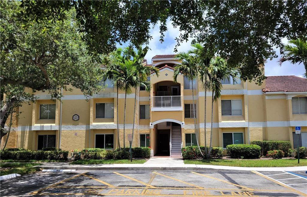 Alquilada 2425 NW 33rd Street 1305, Oakland Park, FL 33309, Oakland Park, FL 33309