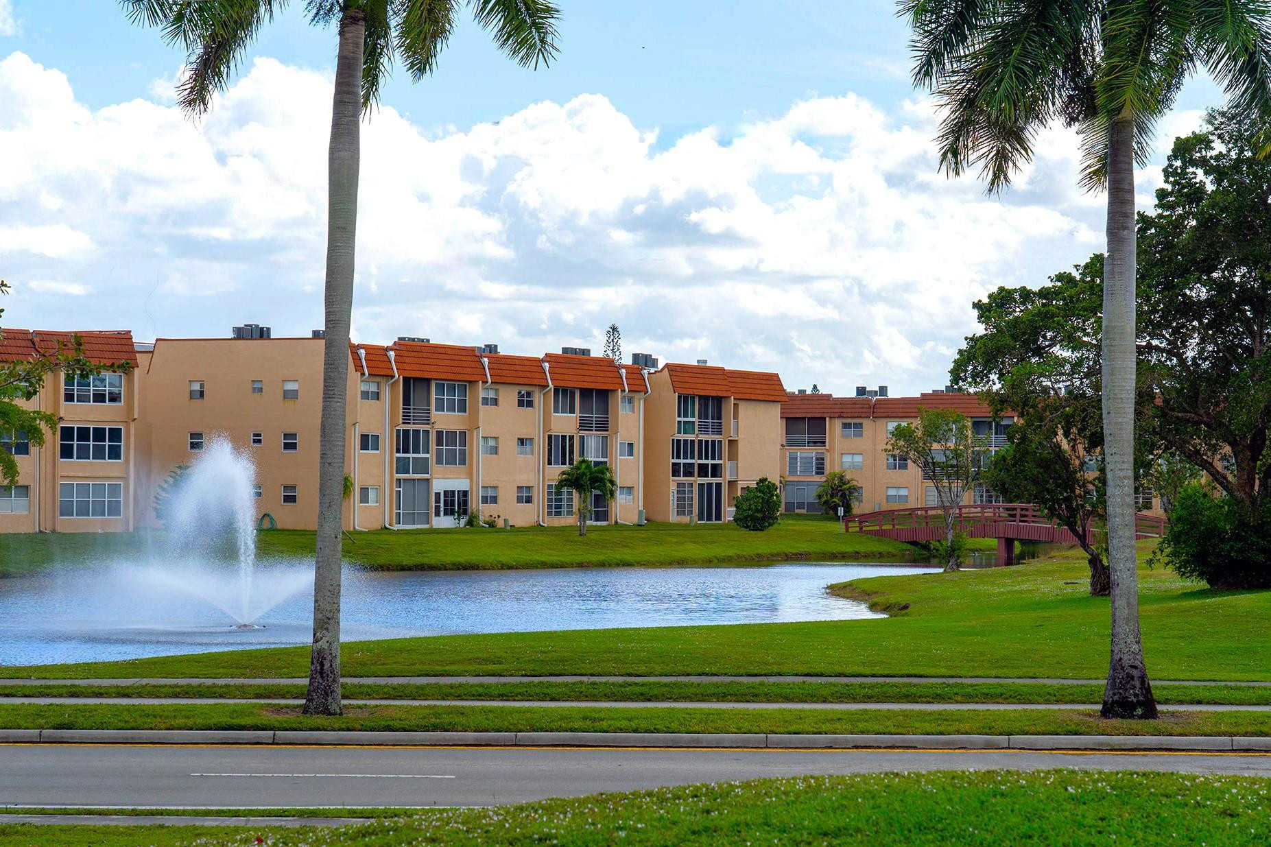 Foto de propiedad en 9061 Sunrise Lakes Boulevard 109, Sunrise, FL 33322 Sunrise con MLS# 