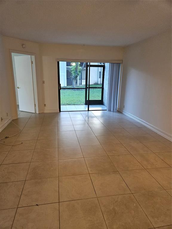 Foto de propiedad en 5583 Courtyard Drive 5583, Margate, FL 33063 Margate con MLS# 