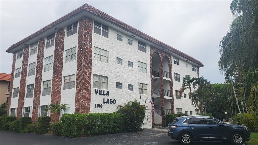 Foto de propiedad en 3910 Crystal Lake Drive 403, Deerfield Beach, FL 33064 Deerfield Beach con MLS# 