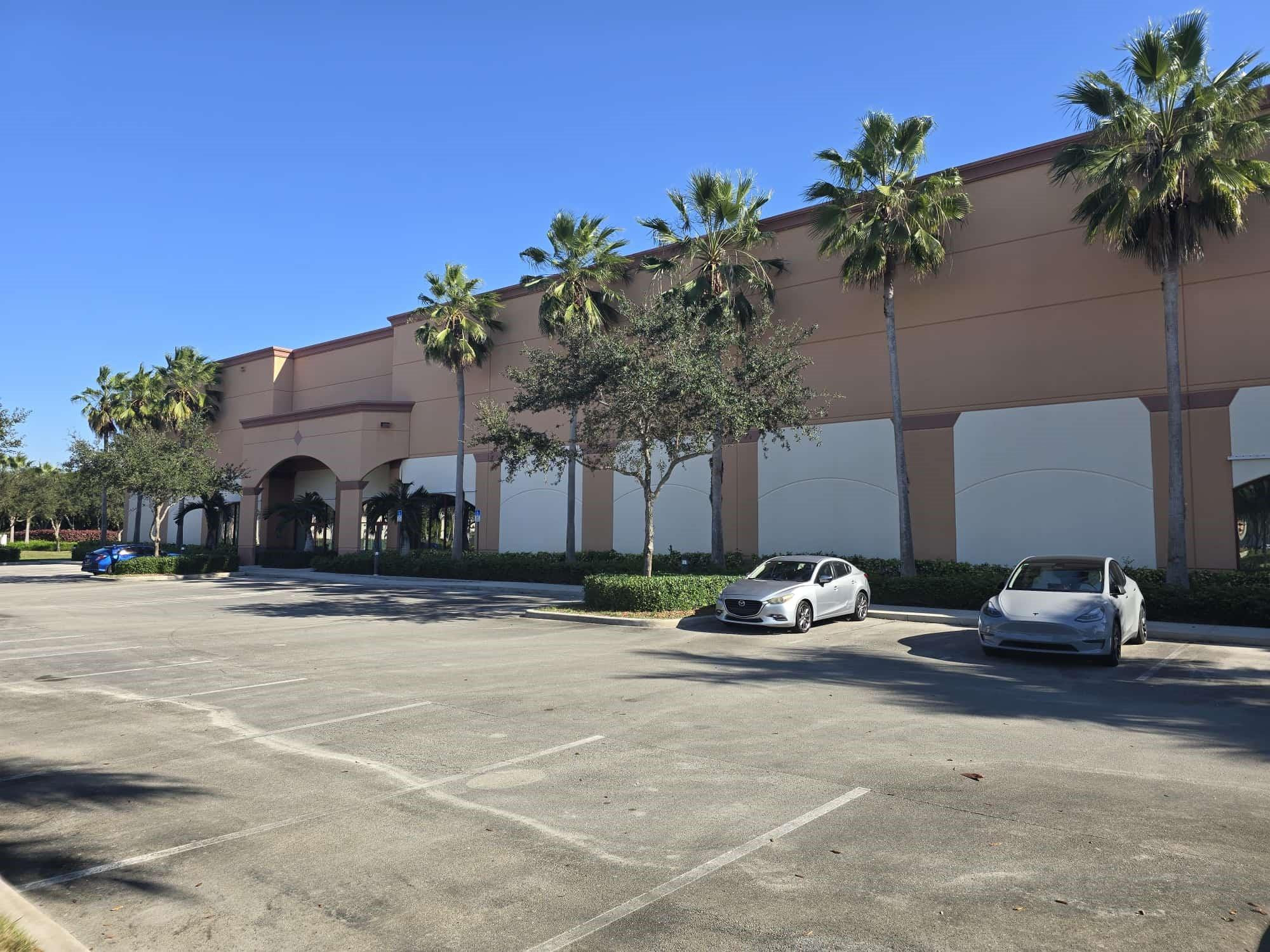 Foto de propiedad en 9608-9616 Premier Parkway, Miramar, FL 33025 Miramar con MLS# 