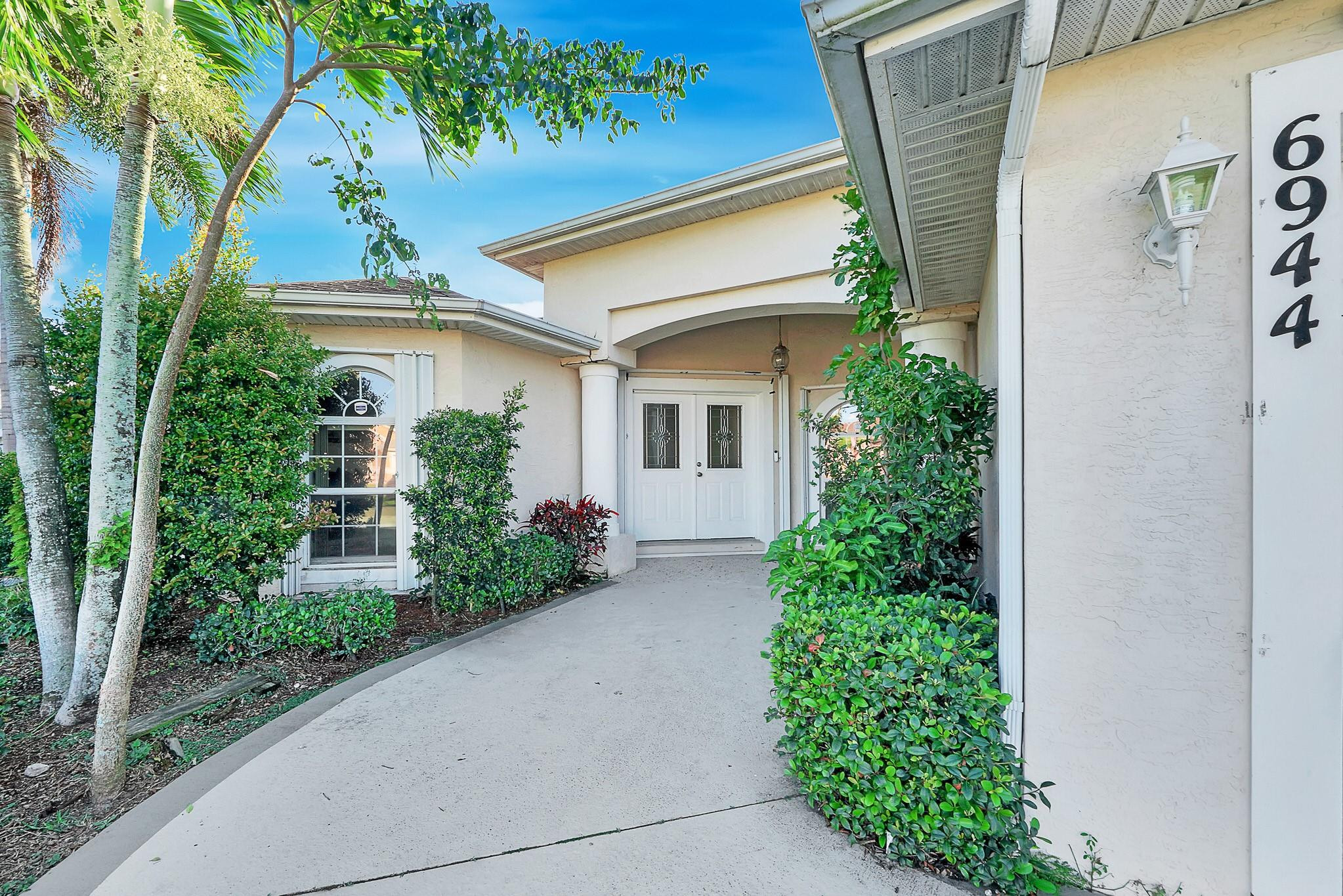 Foto de propiedad en 6944 NW Daffodil Lane, Port St. Lucie, FL 34983 Port St. Lucie con MLS# 