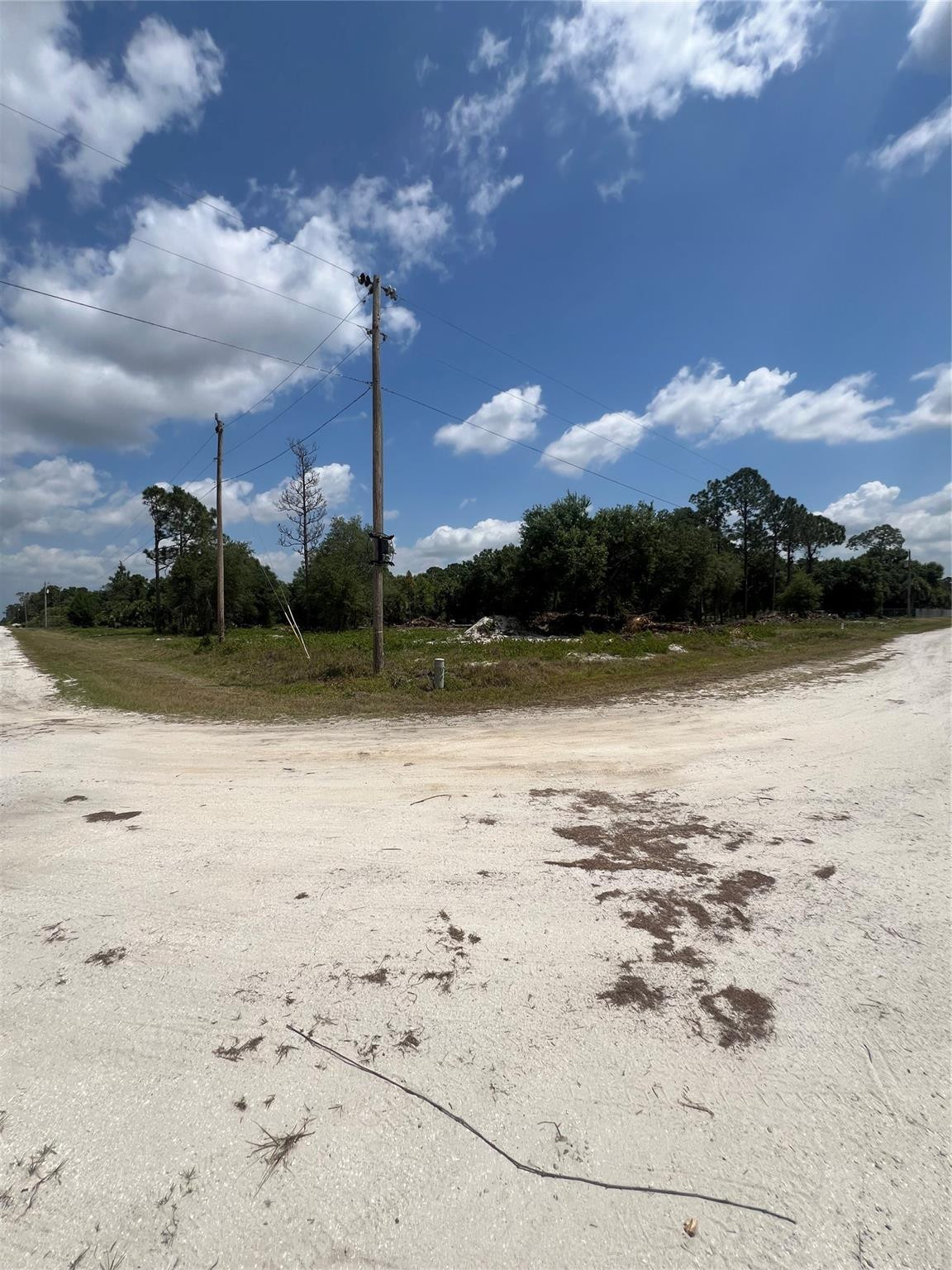 Foto de propiedad en 681 N Perimeter Road, Clewiston, FL 33440 Clewiston con MLS# 