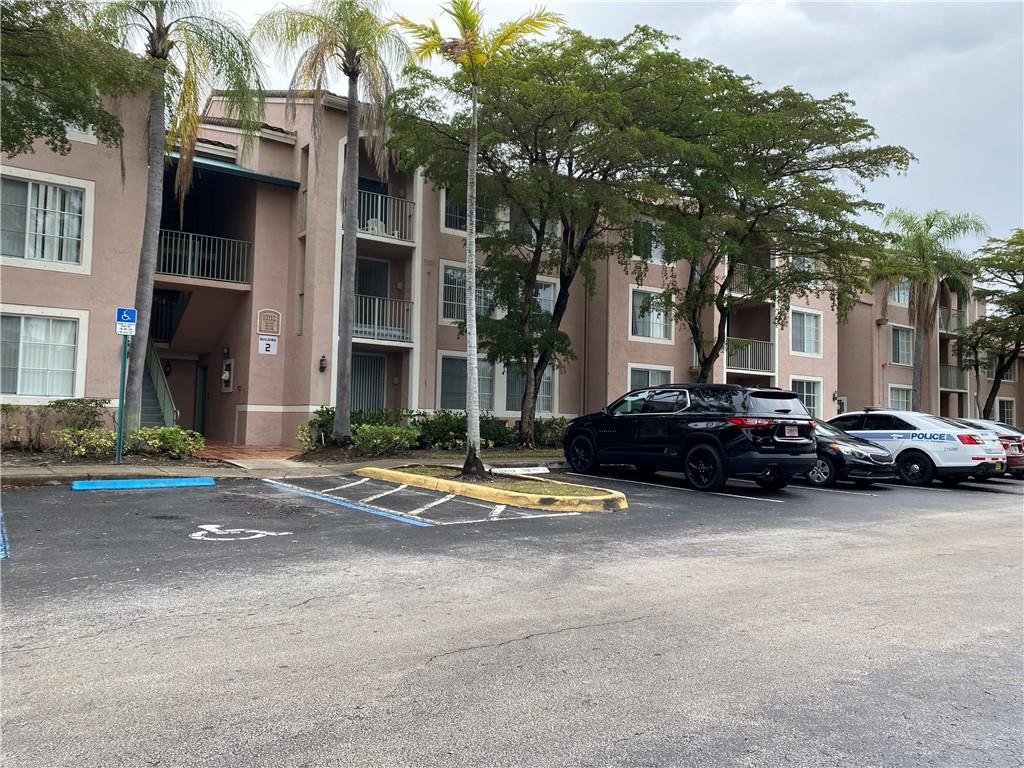 Foto de propiedad en 12112 Saint Andrews Place 205, Miramar, FL 33025 Miramar con MLS# 