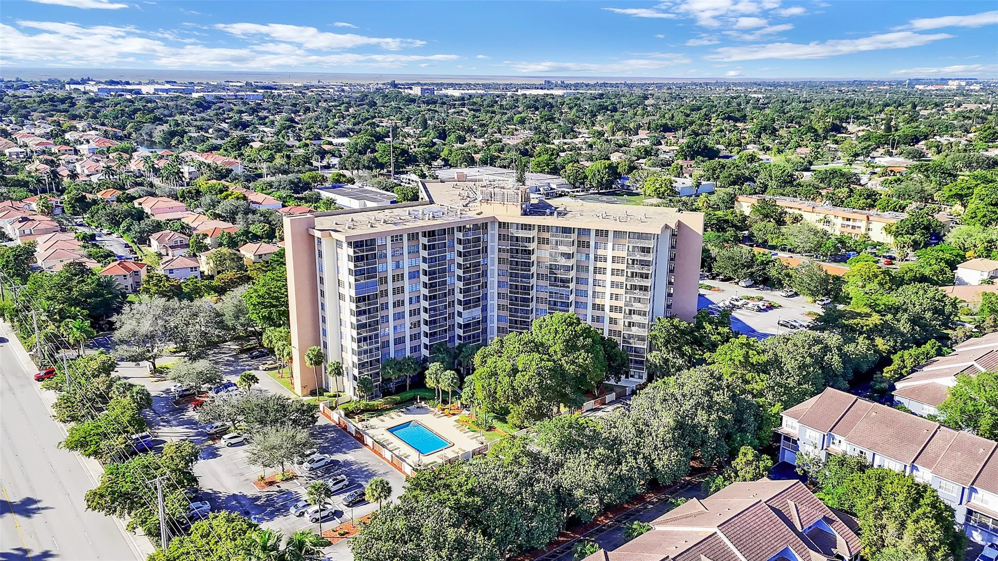Foto de propiedad en 10777 W Sample Road 711, Coral Springs, FL 33065 Coral Springs con MLS# 