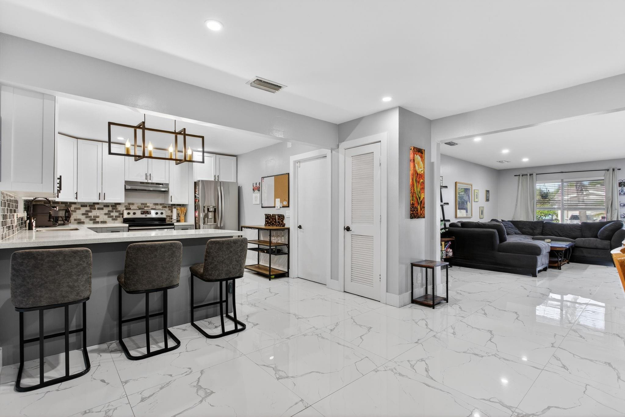 Foto de propiedad en 3330 NW 69th Street, Fort Lauderdale, FL 33309 Fort Lauderdale con MLS# 