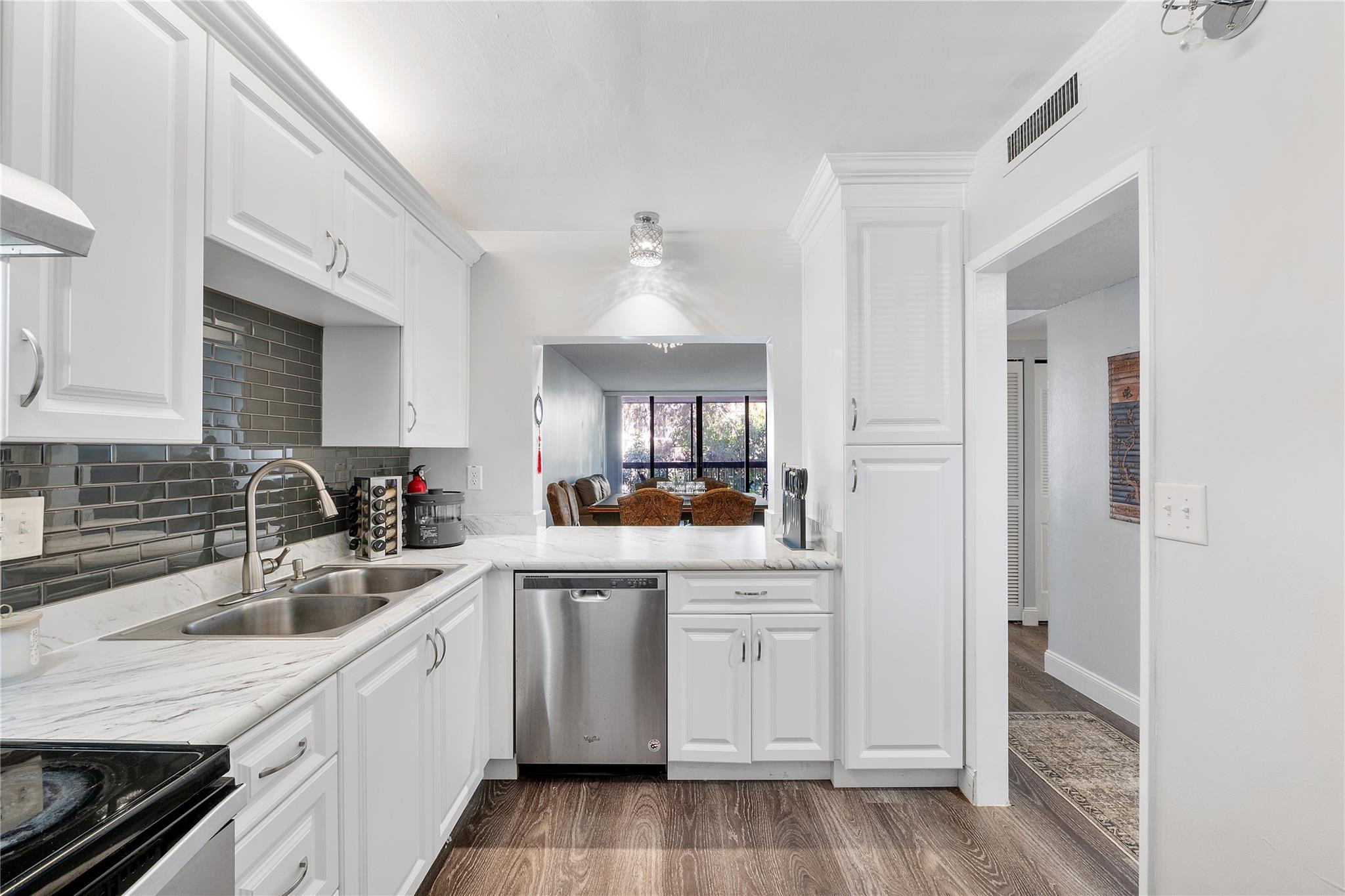 Foto de propiedad en 8437 Forest Hills Drive 203, Coral Springs, FL 33065 Coral Springs con MLS# 