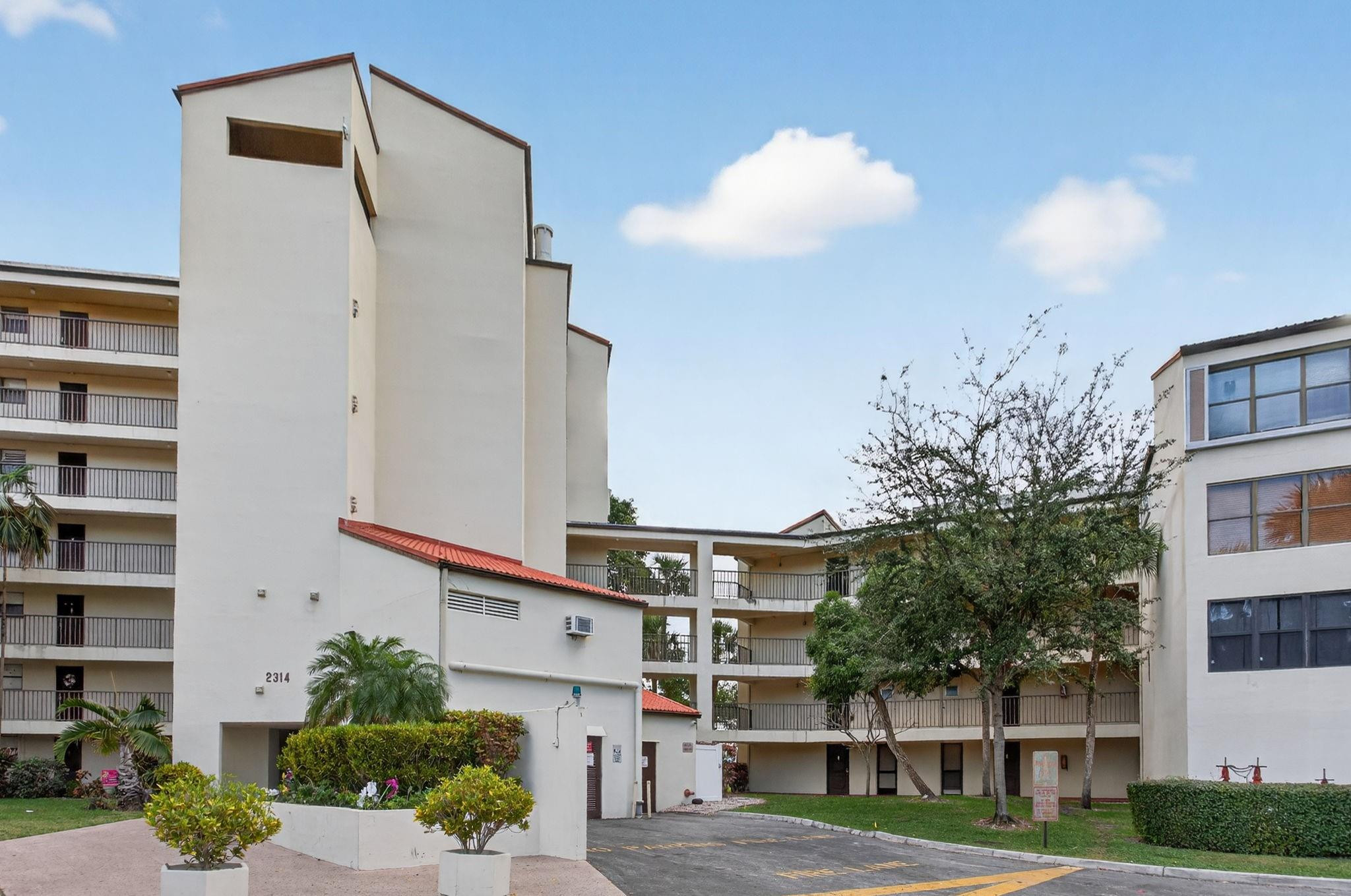 Foto de propiedad en 2314 S Cypress Bend Drive 114, Pompano Beach, FL 33069 Pompano Beach con MLS# 