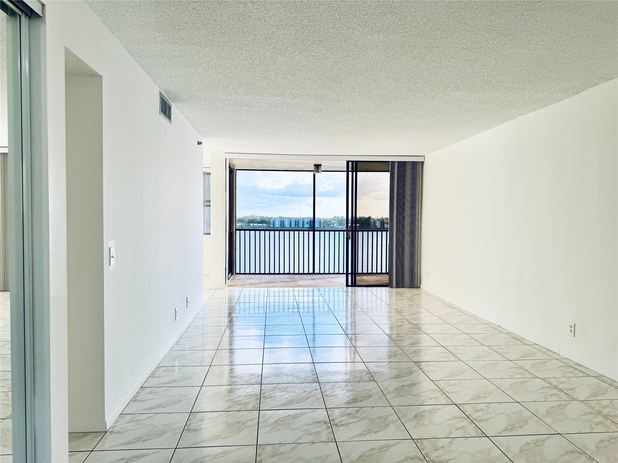 Alquilada 105 Lake Emerald Drive 610, Oakland Park, FL 33309, Oakland Park, FL 33309