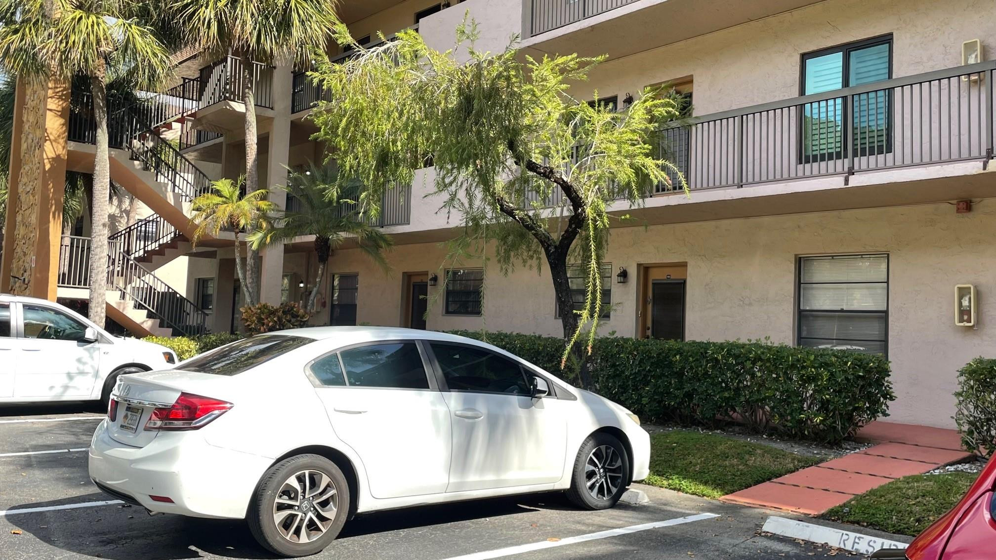 Foto de propiedad en 6080 N Sabal Palm Boulevard 103, Tamarac, FL 33319 Tamarac con MLS# 