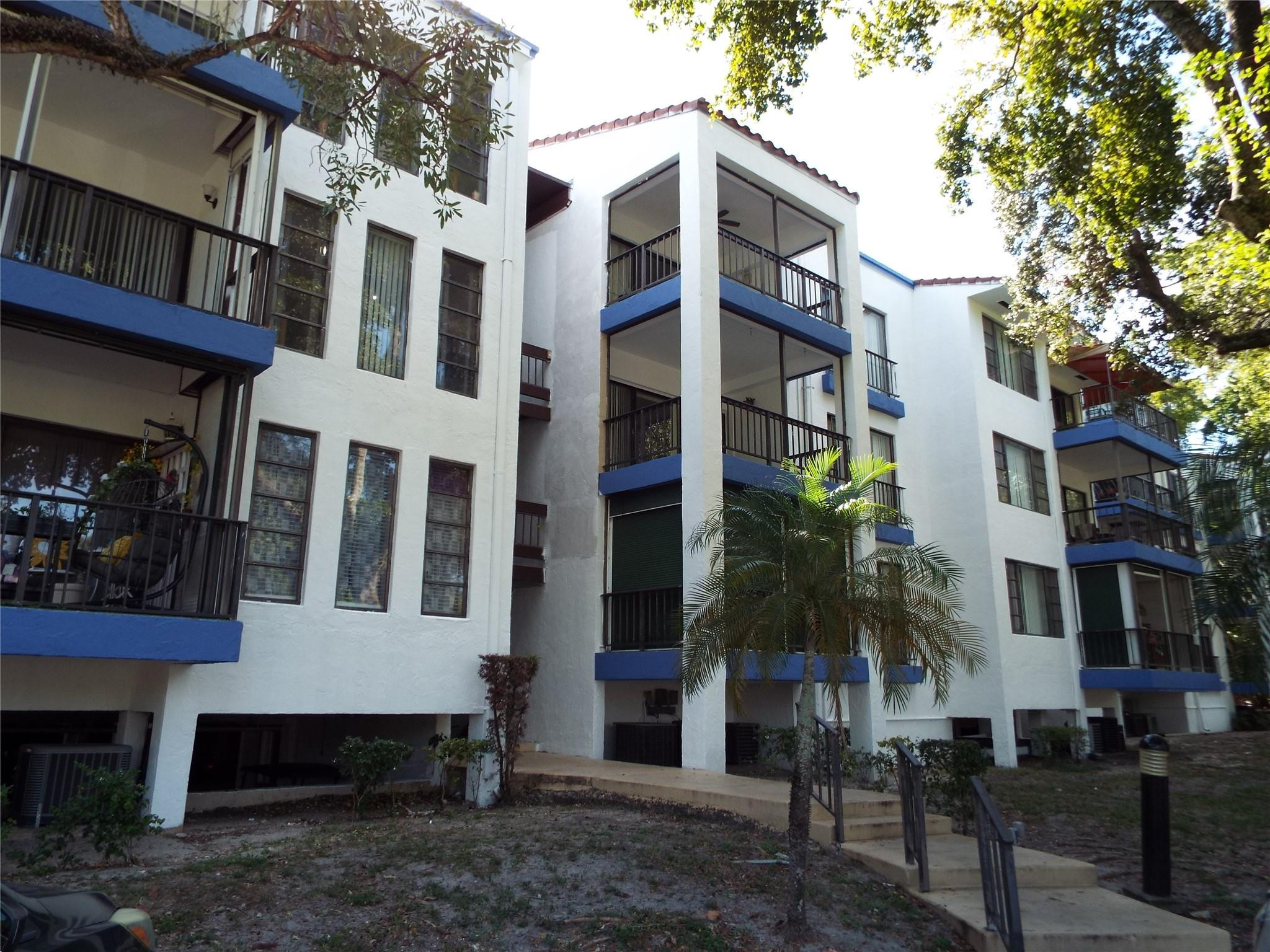 Foto de propiedad en 6060 S Falls Circle Drive 225, Lauderhill, FL 33319 Lauderhill con MLS# 