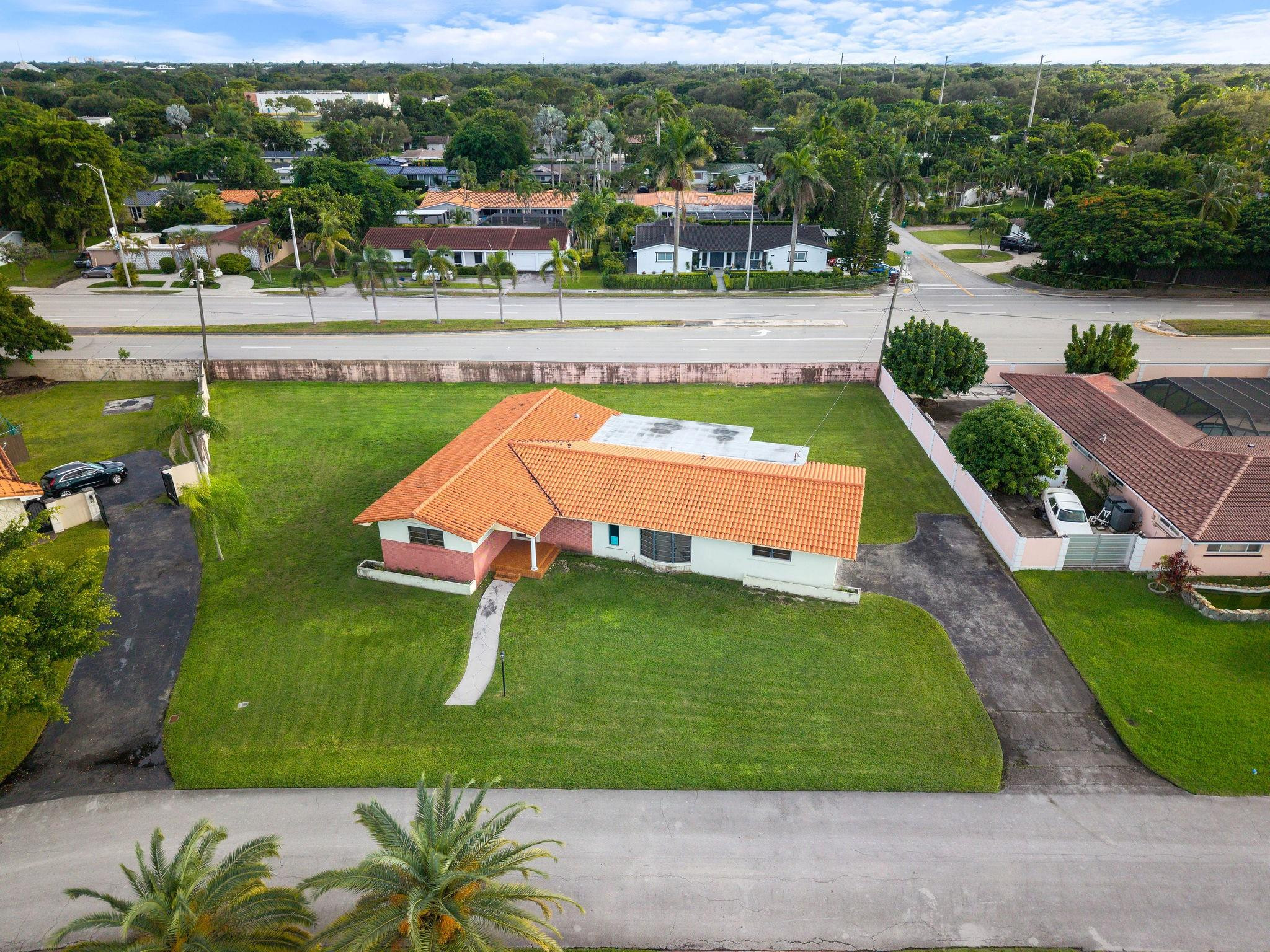 Foto de propiedad en 8230 SW 87th Terrace, Miami, FL 33143 Miami con MLS# 