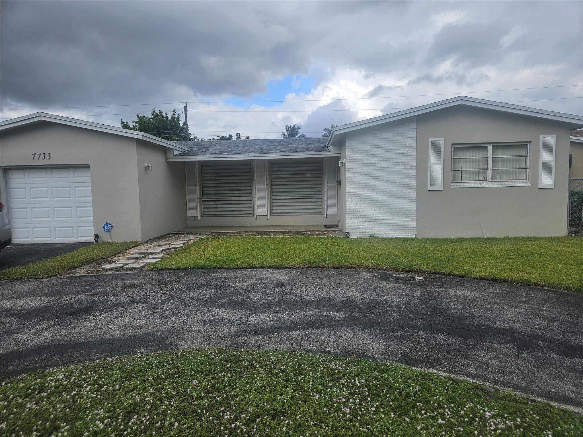 Foto de propiedad en 7733 Embassy Boulevard, Miramar, FL 33023 Miramar con MLS# 