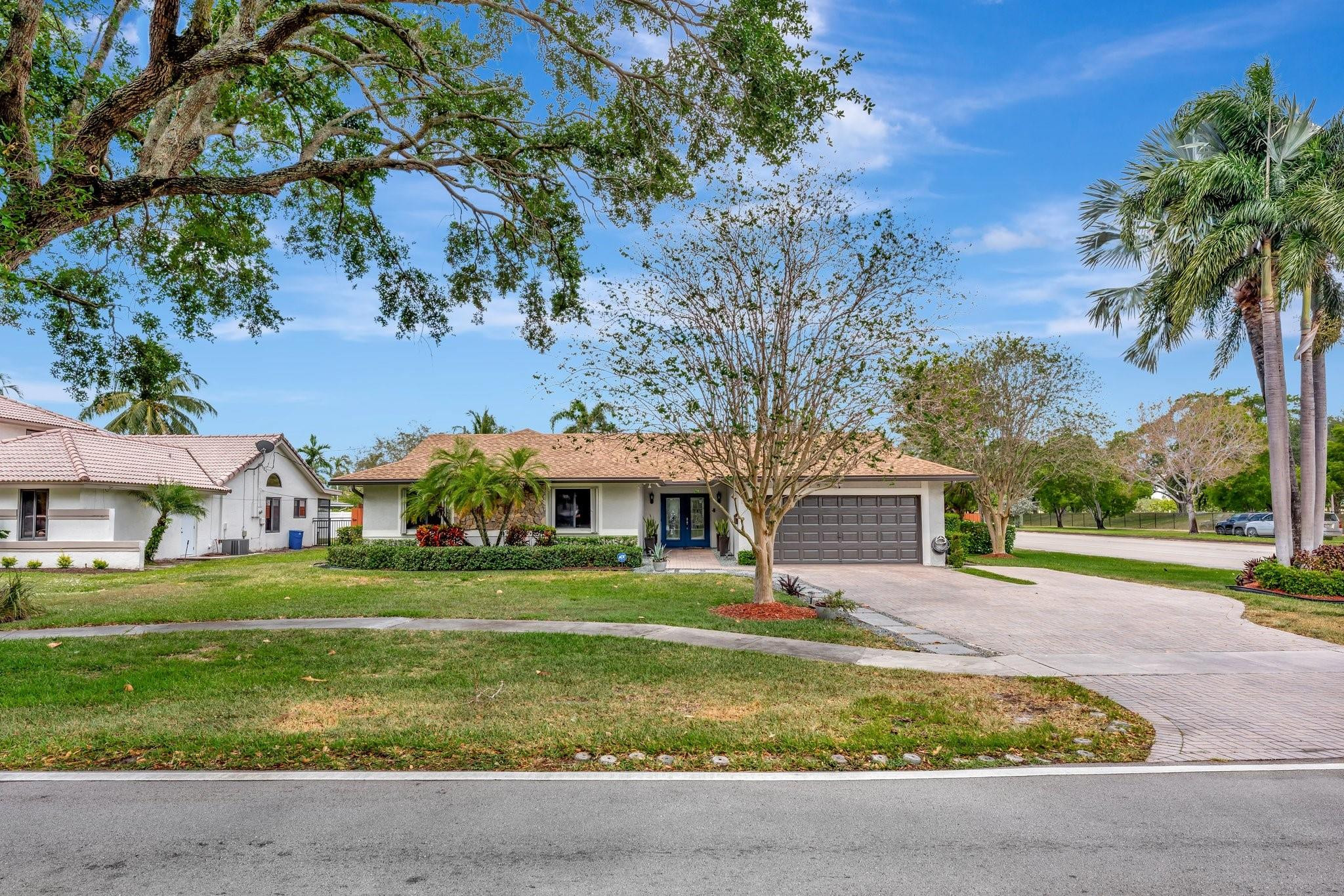 Foto de propiedad en 1221 SW 59th Avenue, Plantation, FL 33317 Plantation con MLS# 