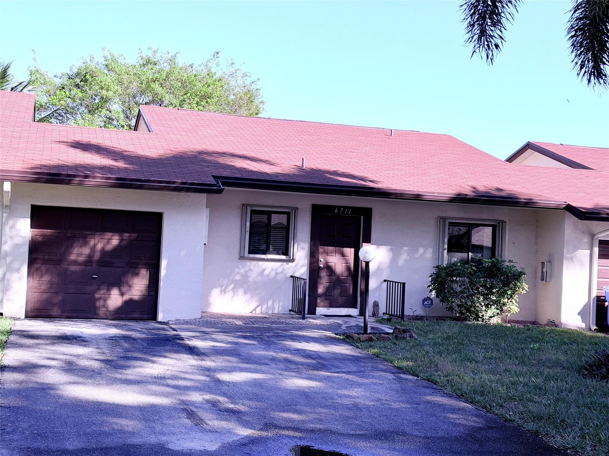 Foto de propiedad en 6711 S Parkway Drive 2-10, Margate, FL 33068 Margate con MLS# 