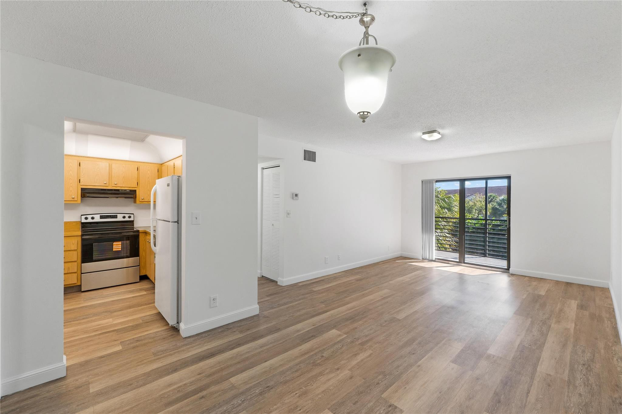 Alquilada 3720 N Pine Island Road 333, Sunrise, FL 33351, Sunrise, FL 33351