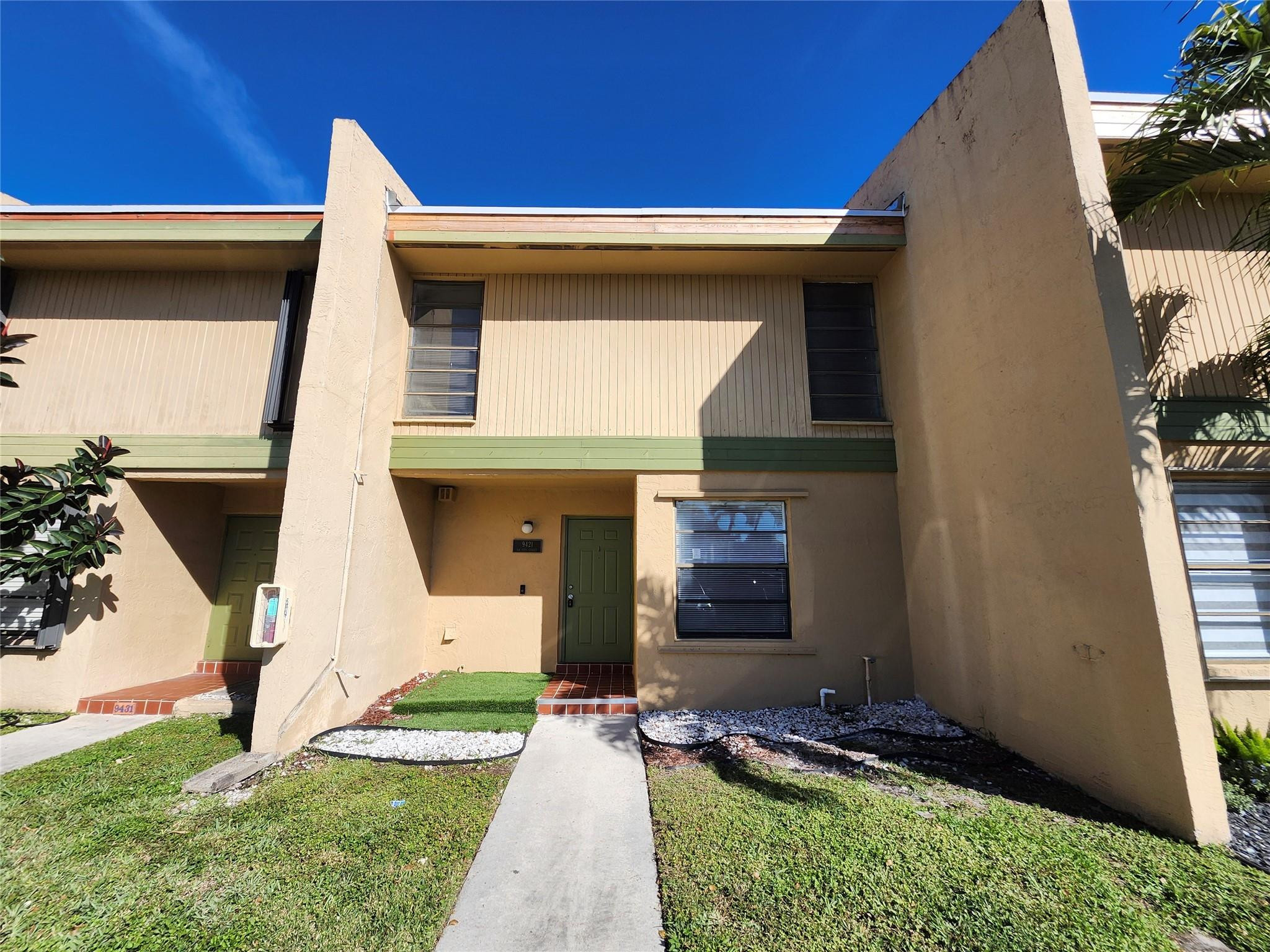 Foto de propiedad en 9421 NW 15th Street 234, Pembroke Pines, FL 33024 Pembroke Pines con MLS# 