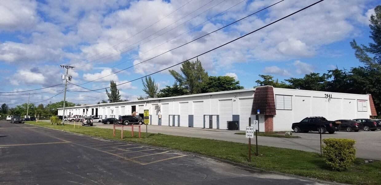 Foto de propiedad en 7641 Hooper Road, West Palm Beach, FL 33411 West Palm Beach con MLS# 