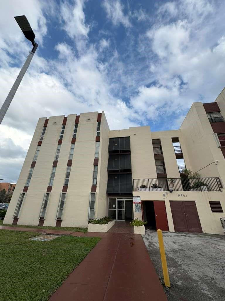 Foto de propiedad en 9441 SW 4th Street 202, Miami, FL 33174 Miami con MLS# 