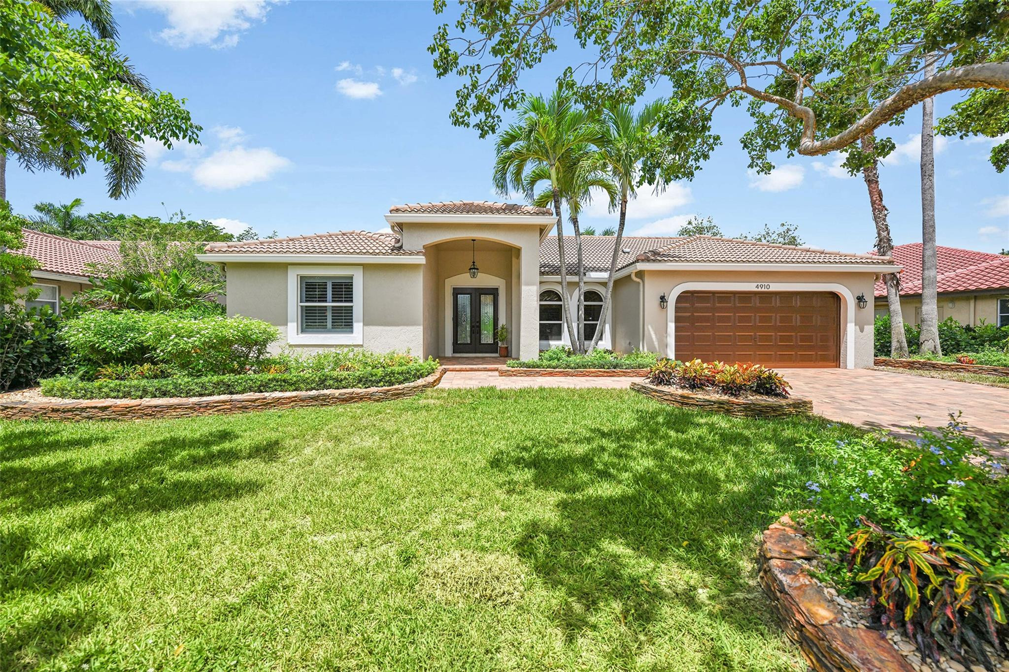 Foto de propiedad en 4910 NW 104th Avenue, Coral Springs, FL 33076 Coral Springs con MLS# 