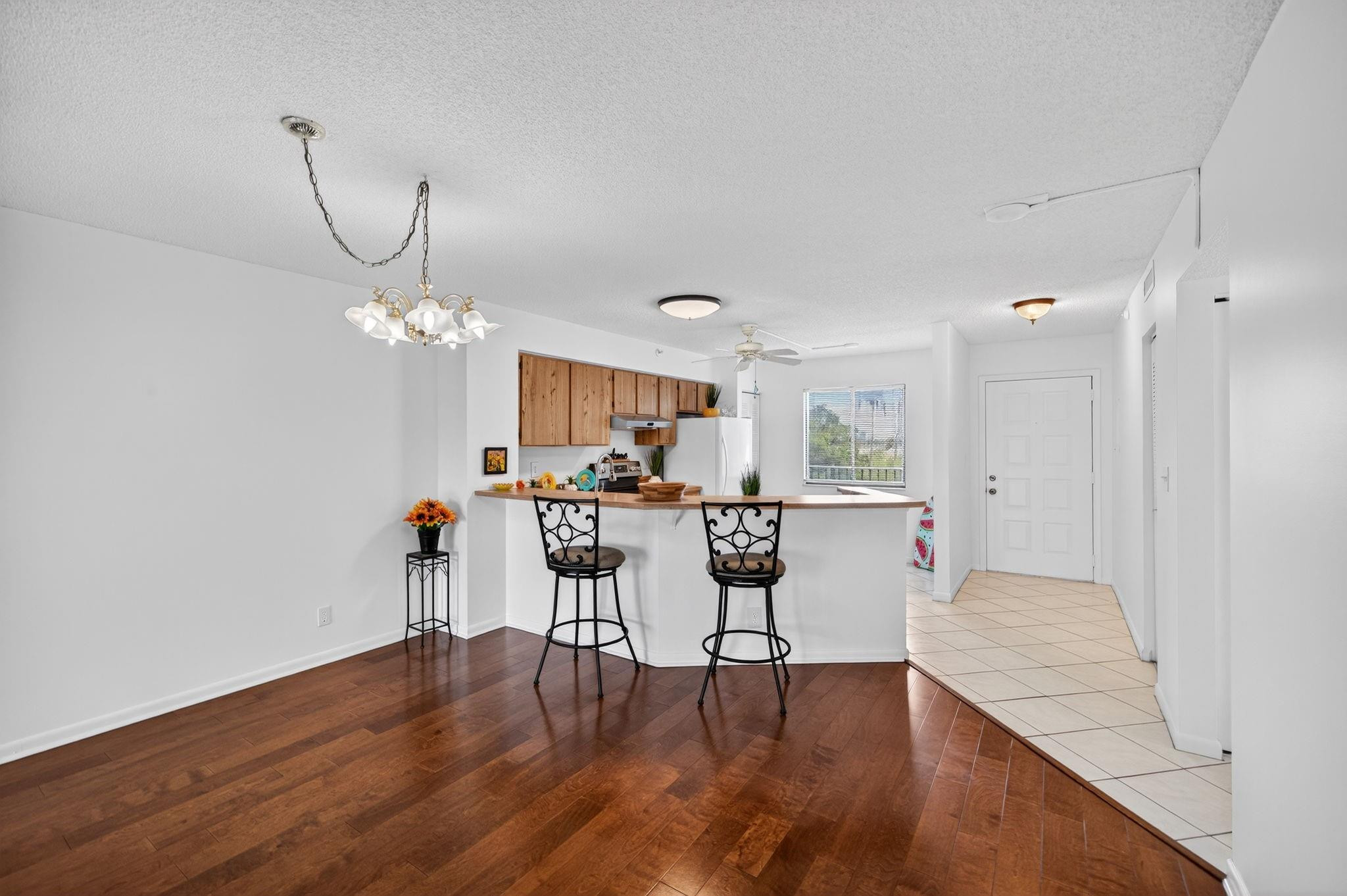 Open Concept. Living Room, Breakfast Bar, Eat in Kitchen, Foyer. Plenty of Space