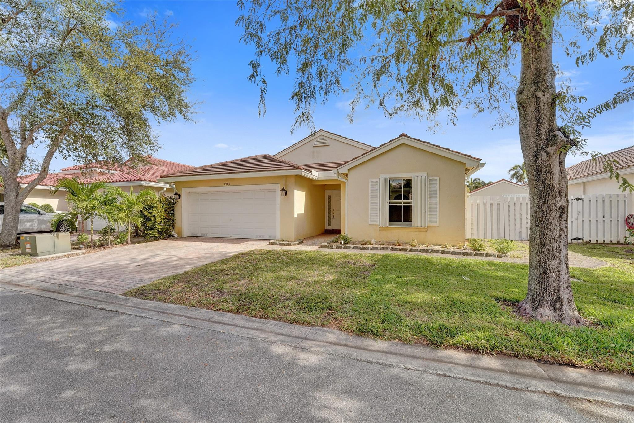 Foto de propiedad en 4966 SW 33rd Terrace, Hollywood, FL 33312 Hollywood con MLS# 