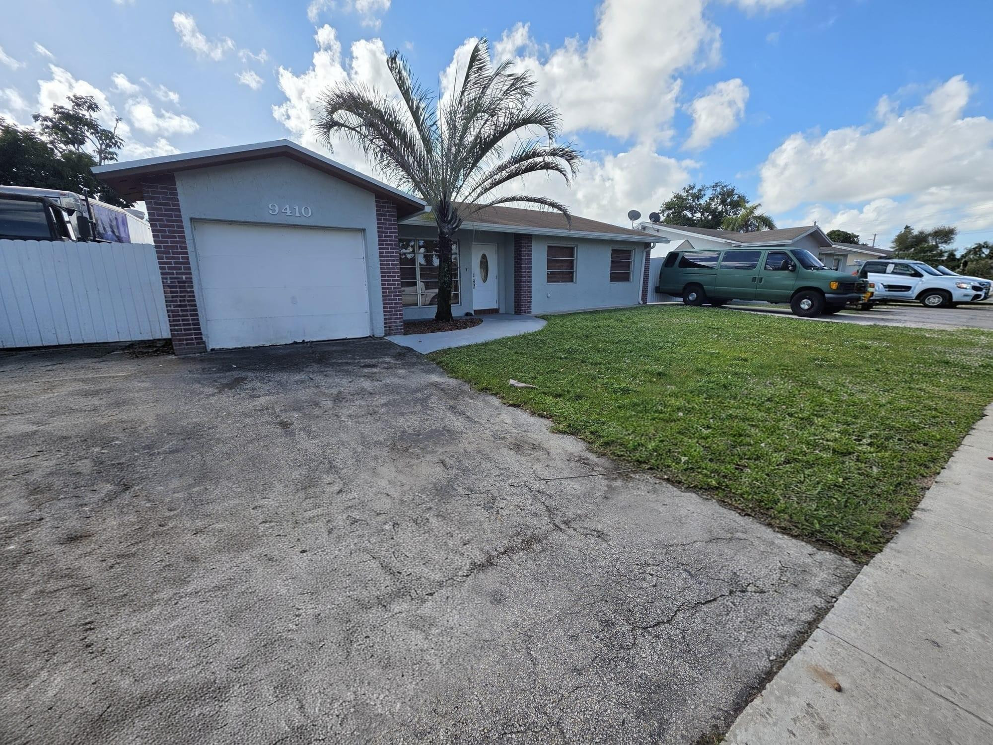 Foto de propiedad en 9410 NW 14th Street, Pembroke Pines, FL 33024 Pembroke Pines con MLS# 