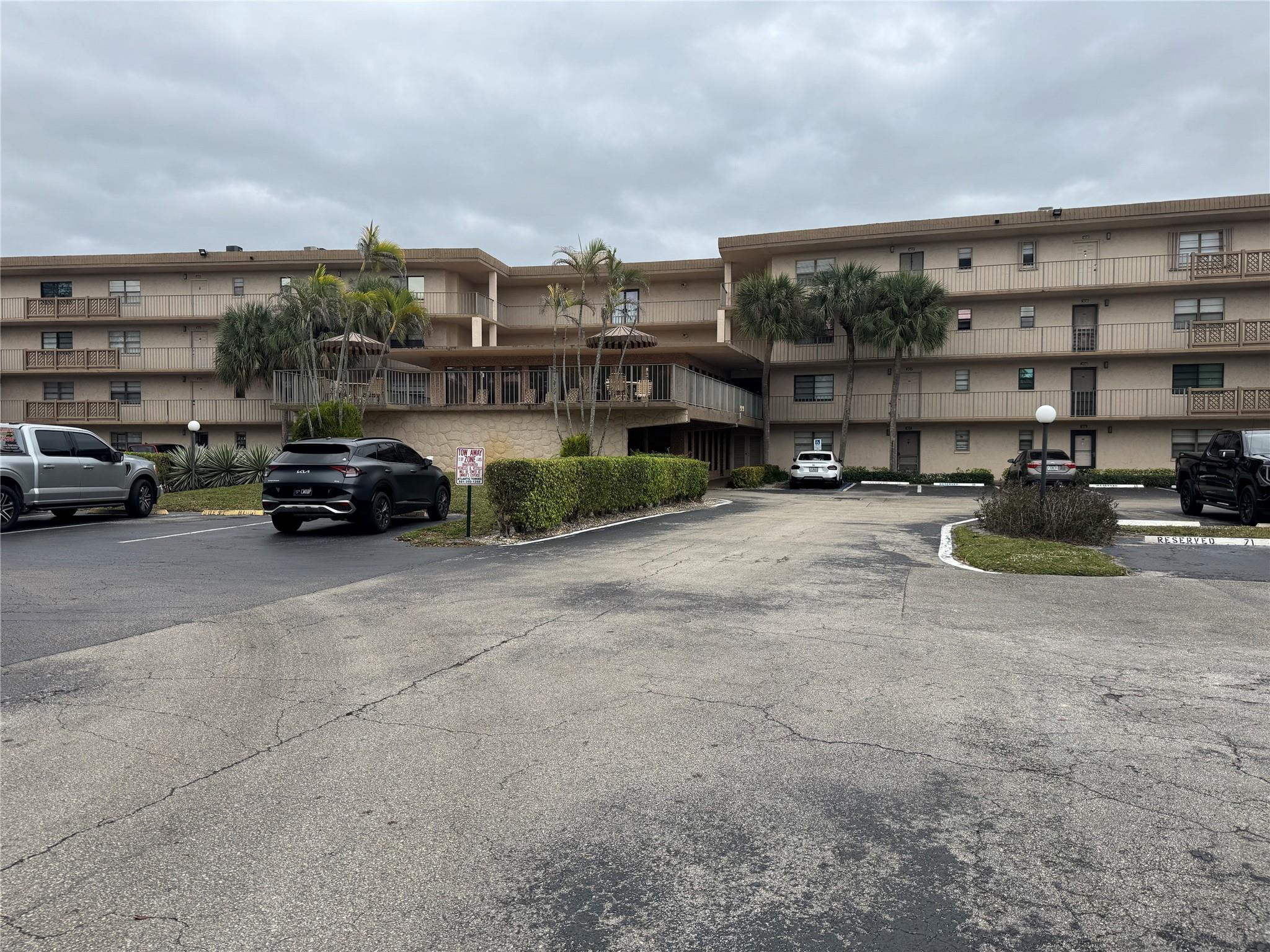 Foto de propiedad en 9300 SW 8th Street 215, Boca Raton, FL 33428 Boca Raton con MLS# 