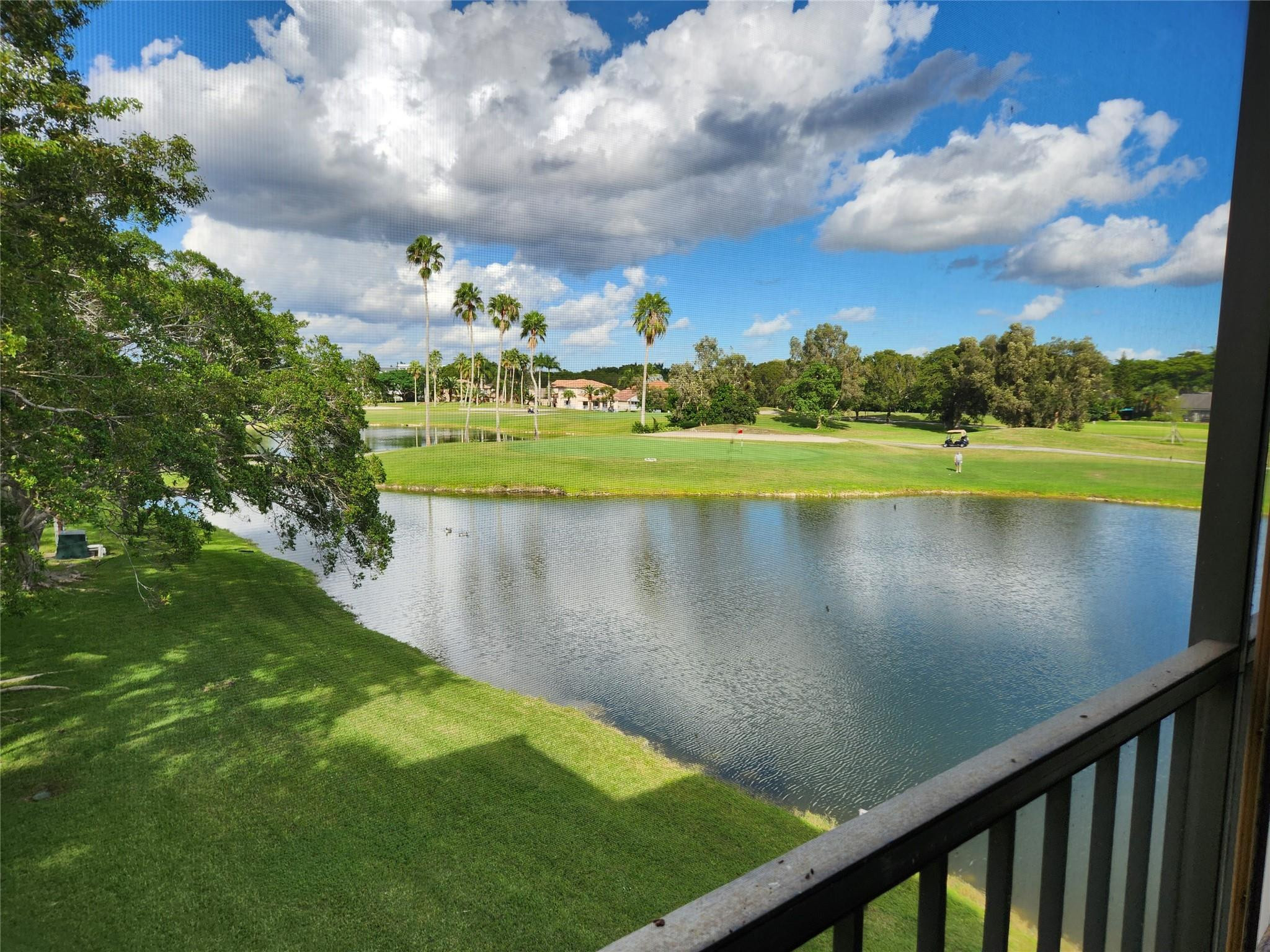 Foto de propiedad en 16100 Golf Club Road 301, Weston, FL 33326 Weston con MLS# 