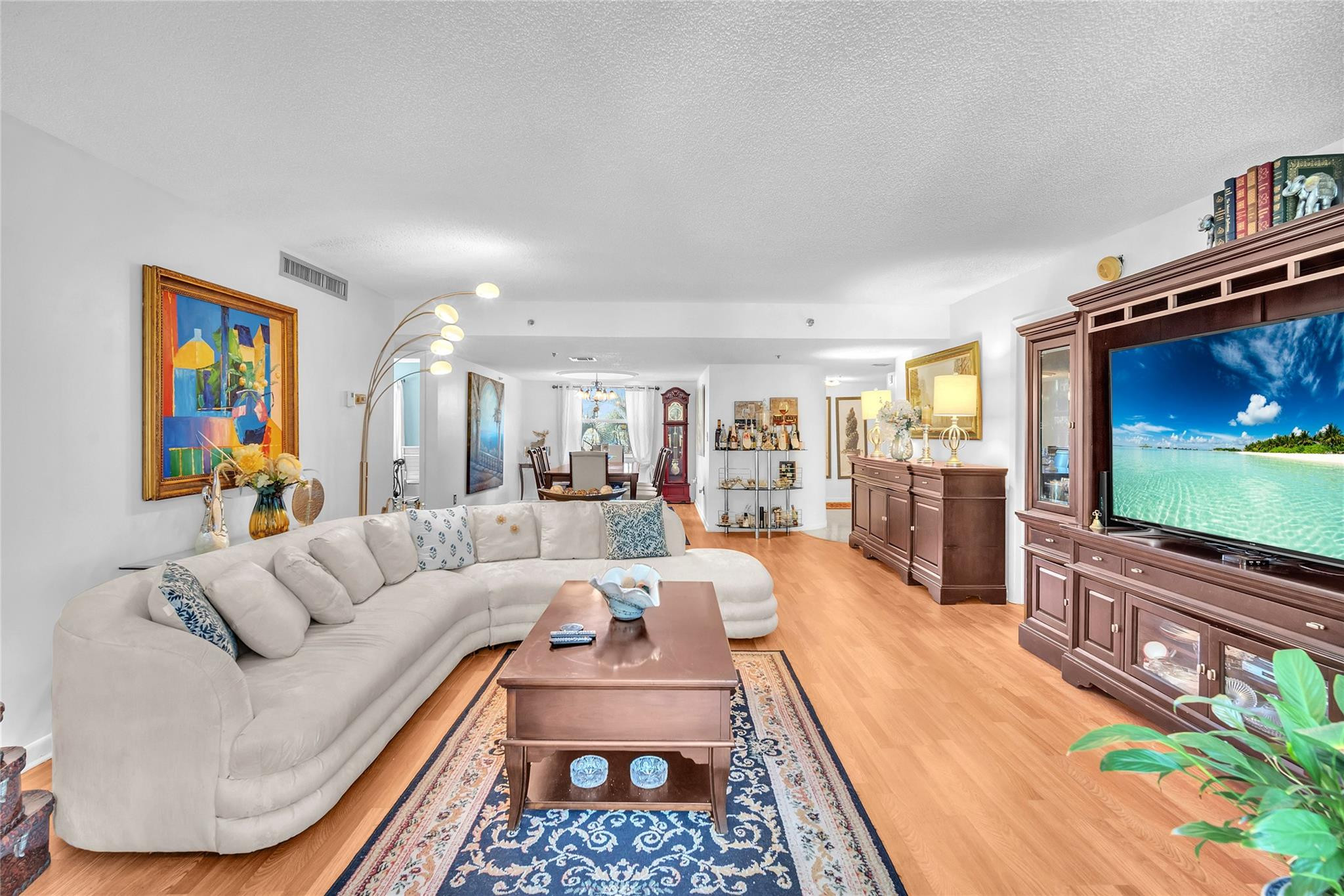 Foto de propiedad en 3910 Inverrary Boulevard 308-B, Lauderhill, FL 33319 Lauderhill con MLS# 