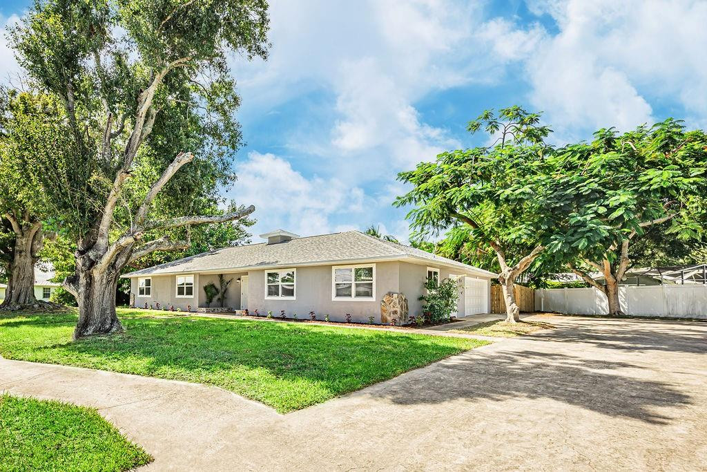 Foto de propiedad en 300 Riomar Drive, Port St. Lucie, FL 34952 Port St. Lucie con MLS# 