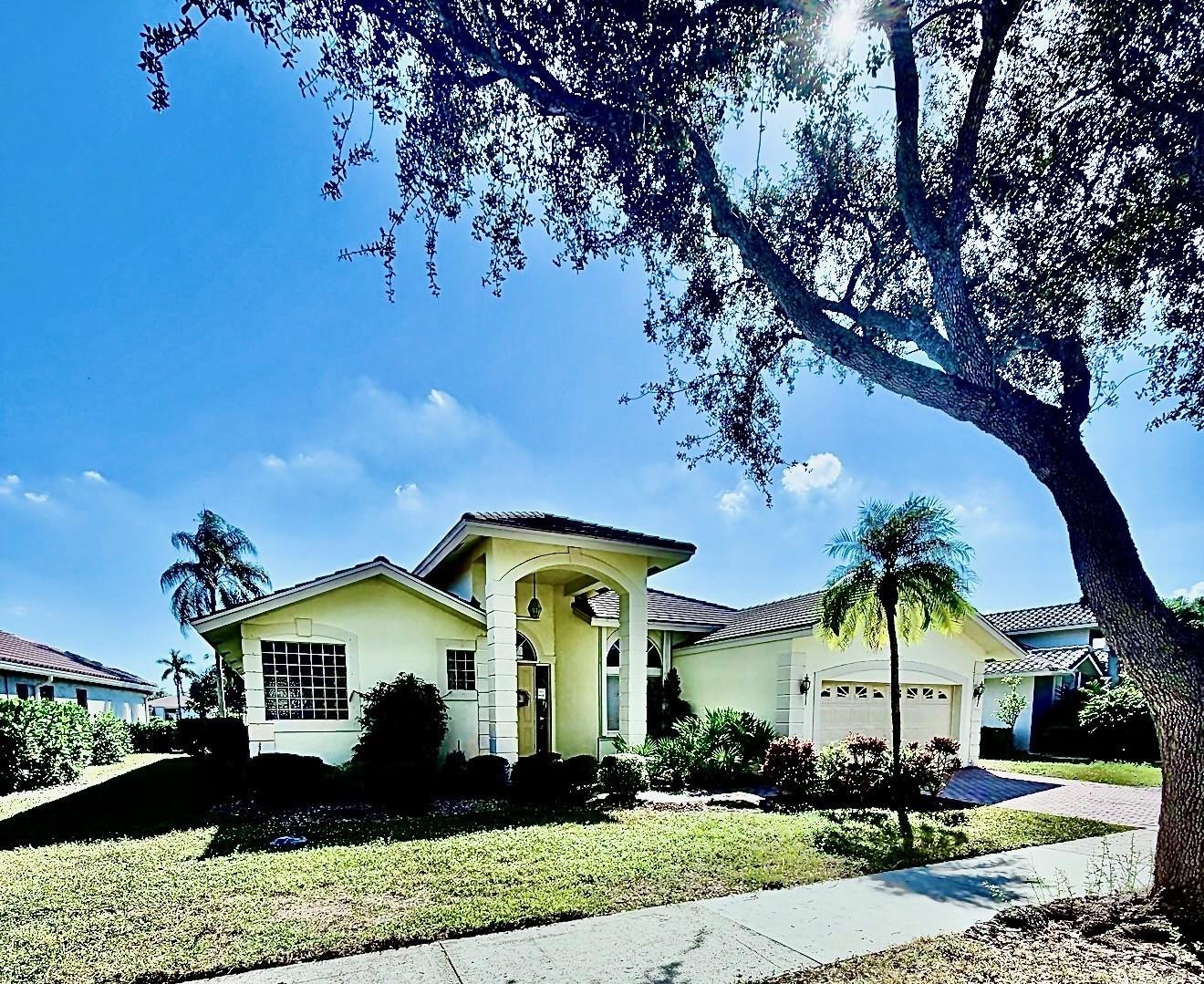 Foto de propiedad en 2800 Oakbrook Lane, Weston, FL 33332 Weston con MLS# 