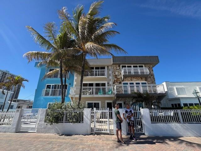 AMAZING OCEANFRONT THREE STORY TOWNHOUSE, CENTER UNIT, FENCED PATIO, DIRECT ACCESS TO BROADWALK AND OCEAN