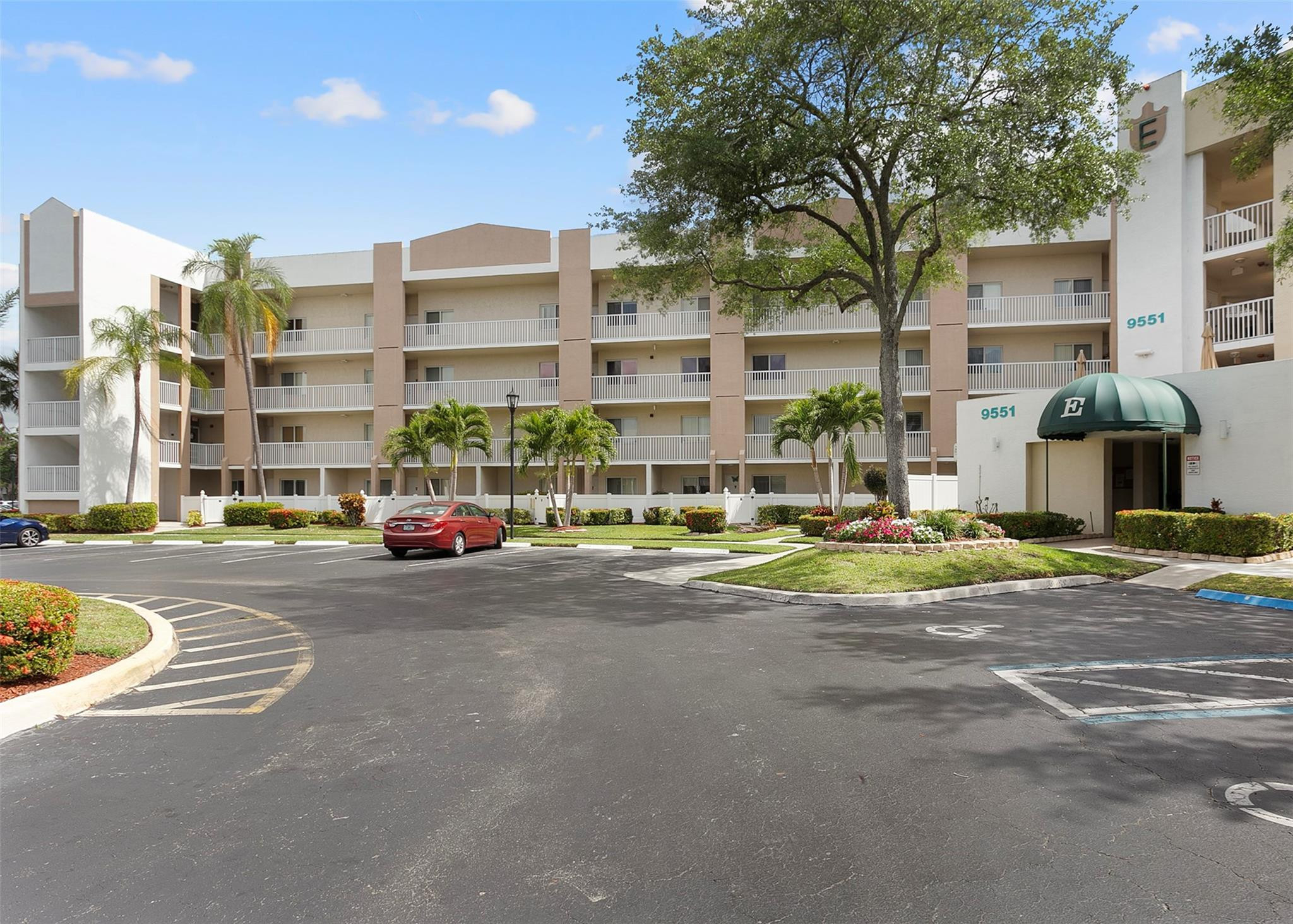 Foto de propiedad en 9551 Weldon Circle 404, Fort Lauderdale, FL 33321 Fort Lauderdale con MLS# 