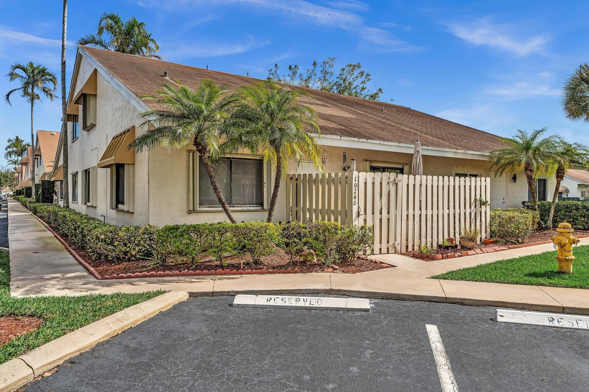 Foto de propiedad en 10240 NW 33rd Place, Sunrise, FL 33351 Sunrise con MLS# 