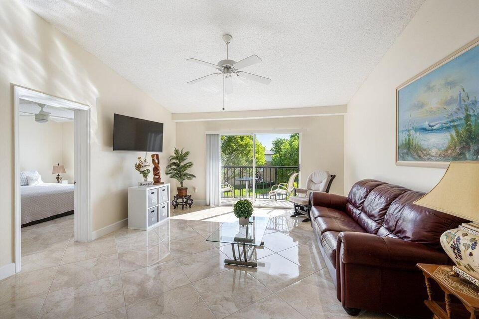Foto de propiedad en 1100 Crestwood Court 1110, Royal Palm Beach, FL 33411 Royal Palm Beach con MLS# 