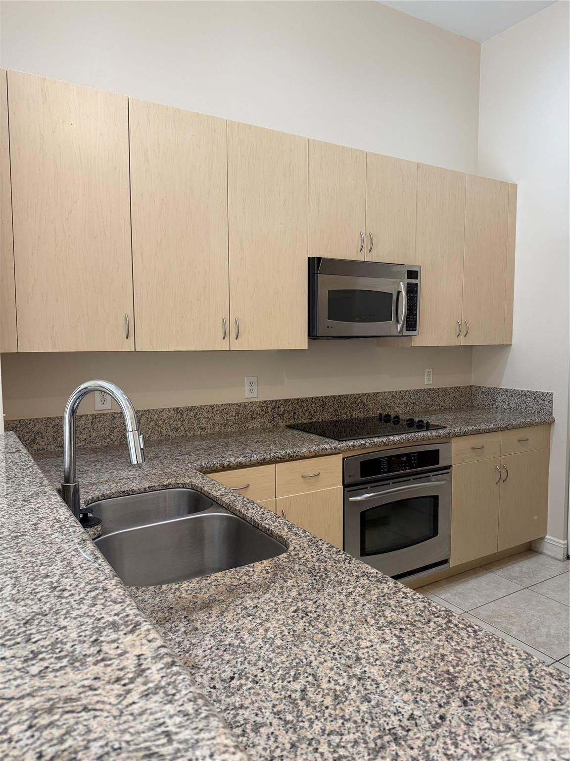 Foto de propiedad en 16102 Emerald Estates Drive 103, Weston, FL 33331 Weston con MLS# 