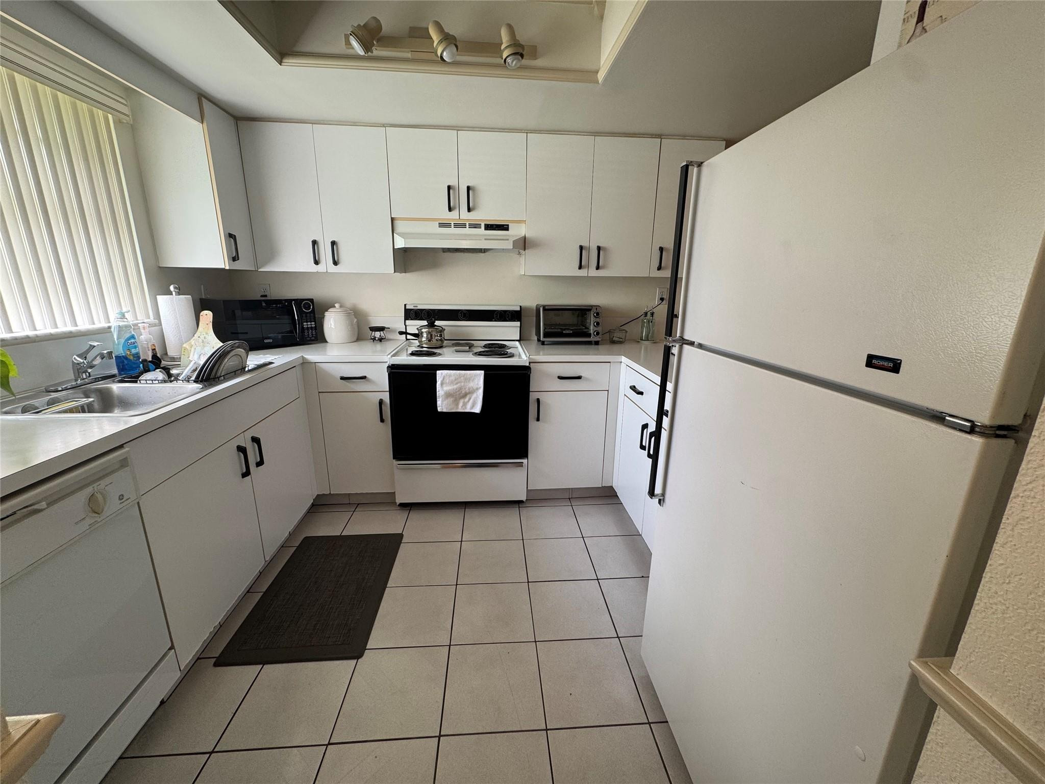 En Renta 11183 NW 7th Street 202, Miami, FL 33172, Miami, FL 33172
