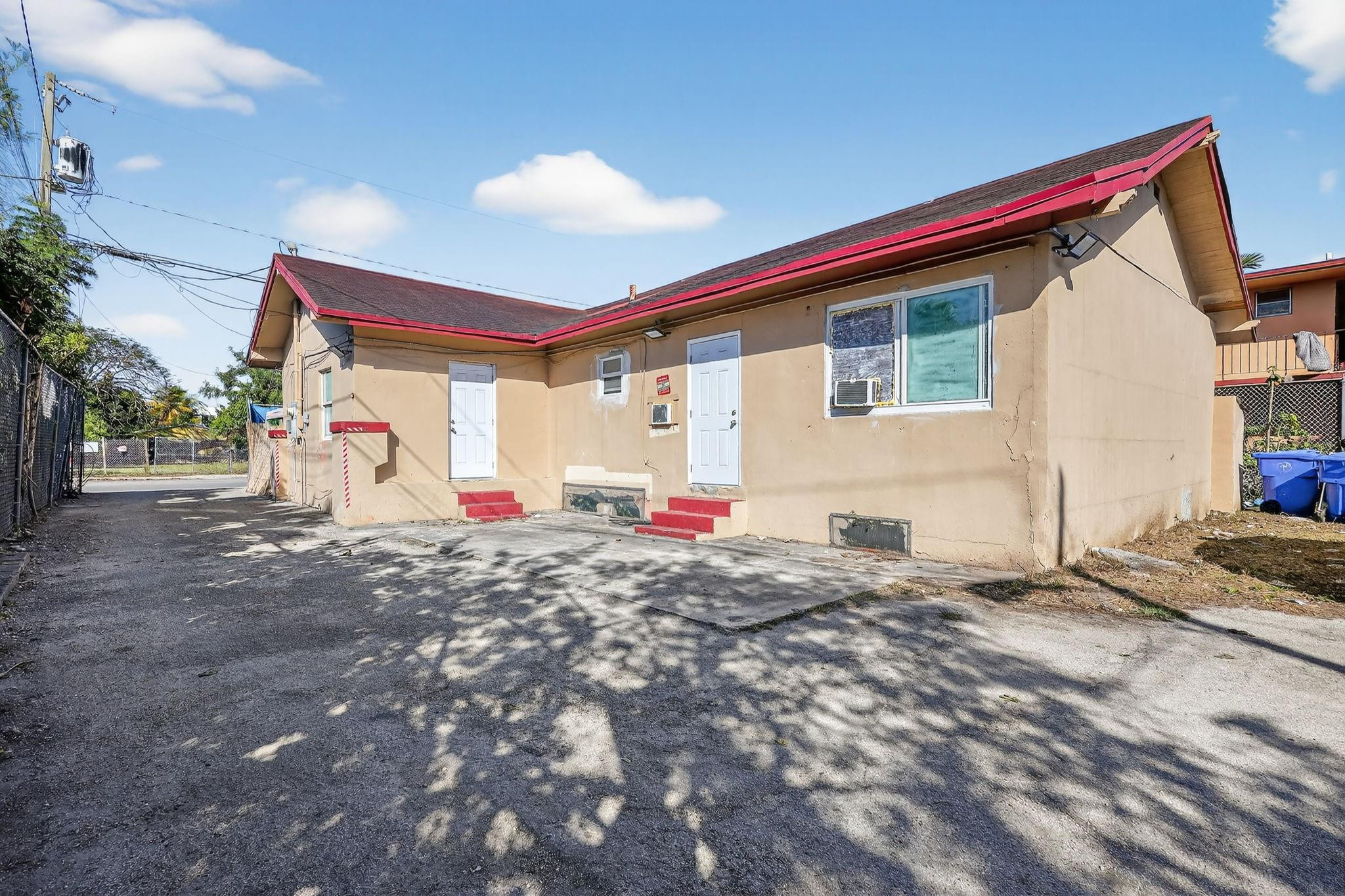Foto de propiedad en 2168 NW 28 Street, Miami, FL 33142 Miami con MLS# 