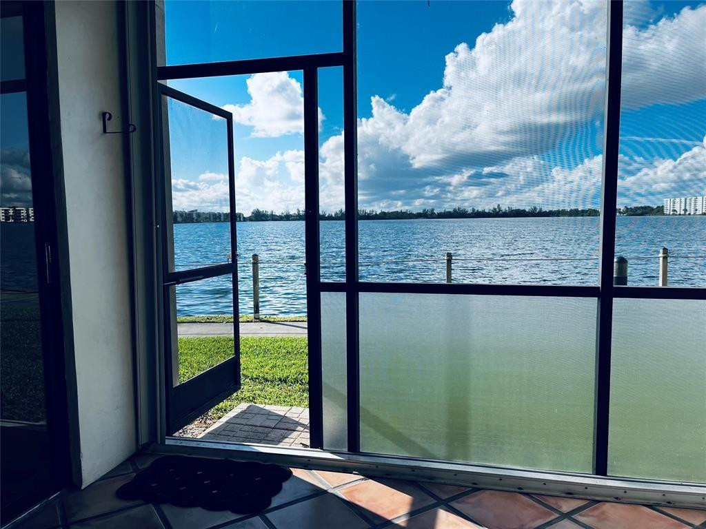 Alquilada 111 Lake Emerald Drive 101, Oakland Park, FL 33309, Oakland Park, FL 33309