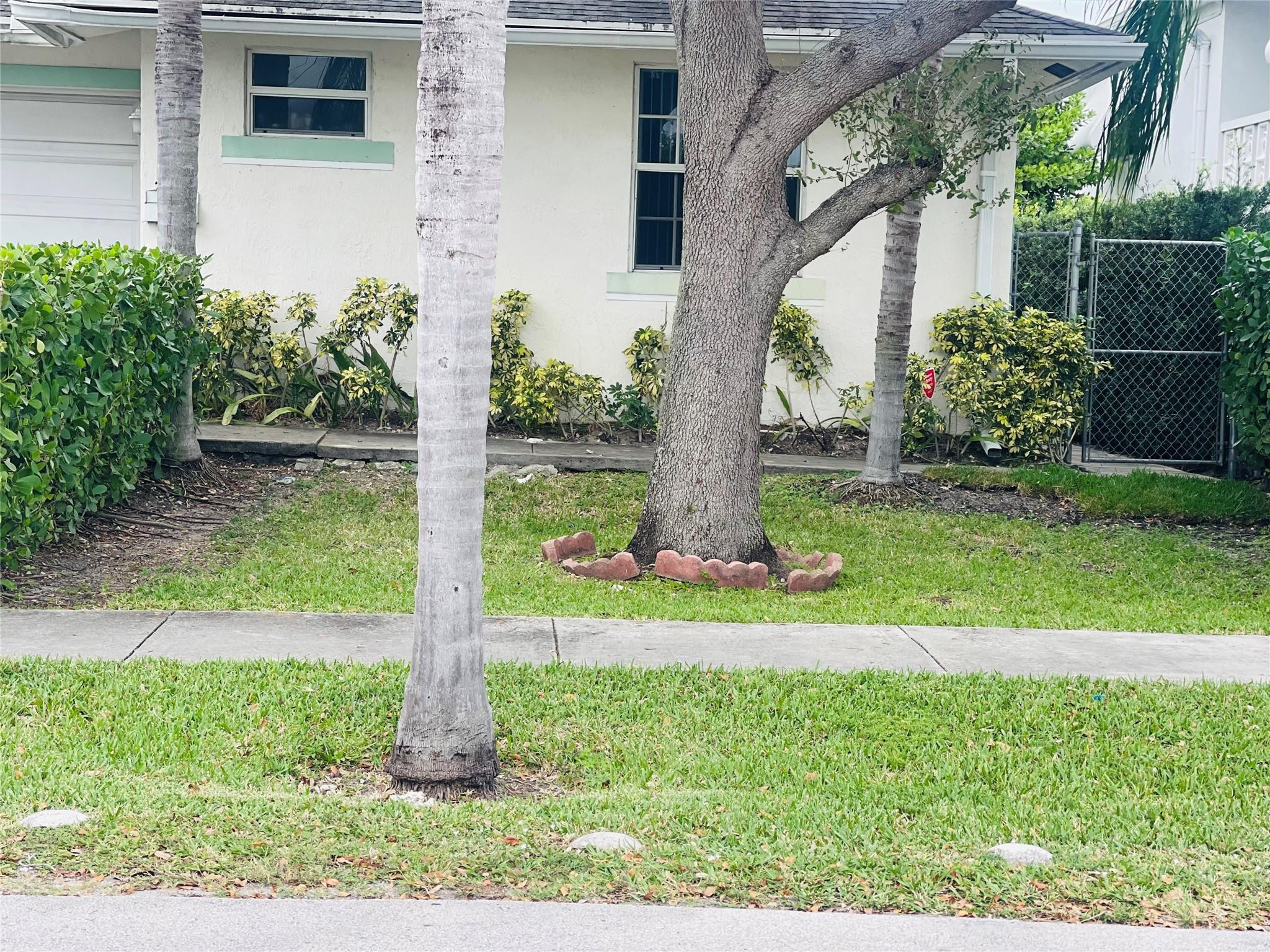 Foto de propiedad en 717 NE 4th Street, Hallandale Beach, FL 33009 Hallandale Beach con MLS# 