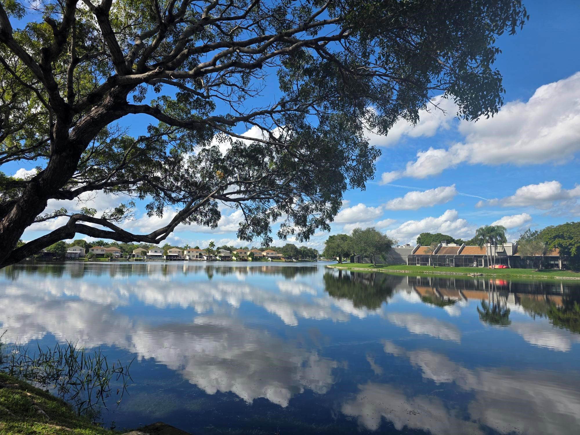 Foto de propiedad en 1001 Colony Point Circle 405, Pembroke Pines, FL 33026 Pembroke Pines con MLS# 