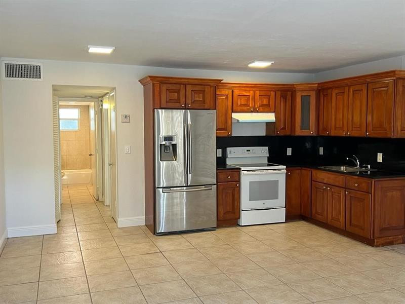 Foto de propiedad en 7851 Dunham Boulevard 4, Miami, FL 33138 Miami con MLS# 