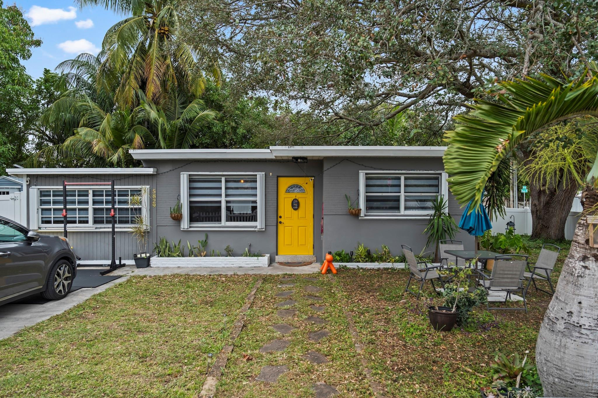 Foto de propiedad en 5829 Hayes Street, Hollywood, FL 33021 Hollywood con MLS# 