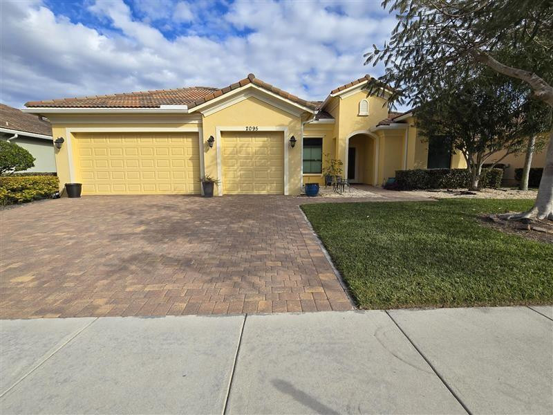 Foto de propiedad en 2095 NW Diamond Creek Way, Jensen Beach, FL 34957 Jensen Beach con MLS# 