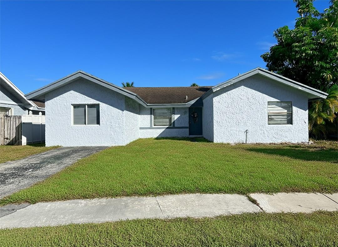 Foto de propiedad en 8205 SW 12th Place, North Lauderdale, FL 33068 North Lauderdale con MLS# 